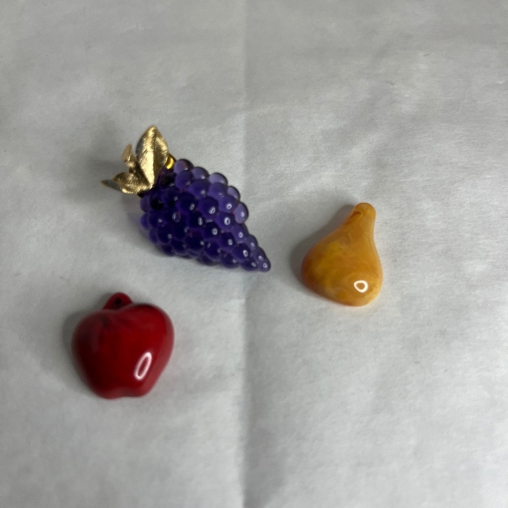 Vintage Avon Fruit Interchangeable Apple Pear Grapes Pin/Brooch Metal Lucite 81'
